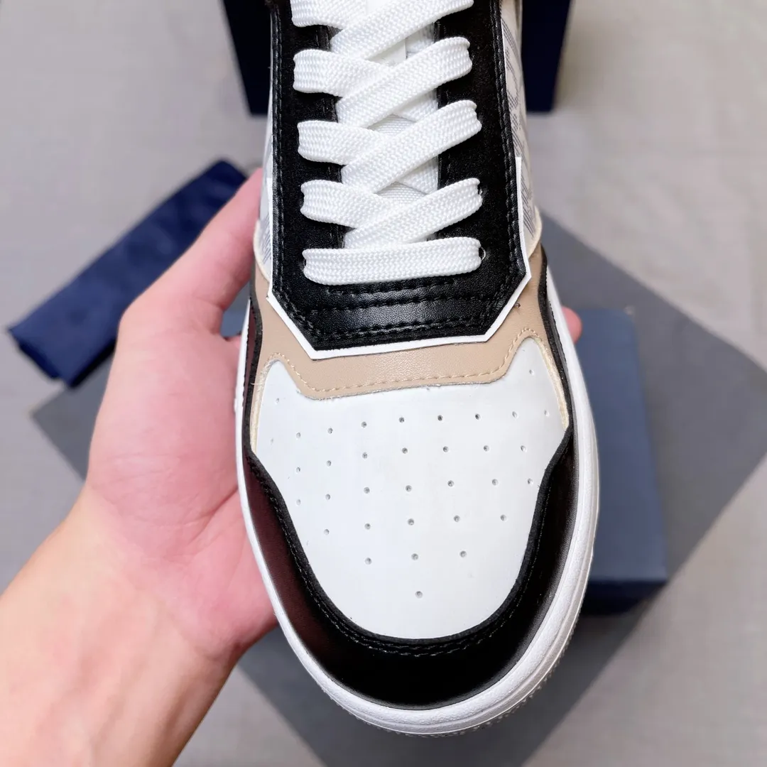 p440 "Dio*" mid-top B27 casual sneakers. This B27 high-top sneaker is a new product in the series and continues Di*r's classic style. Crafted from gray and white smooth calf leather with beige and black Oblique print panels on the sides. The "CD Icon" shaped shoelace eyelets are clever and delicate, and the two-color rubber sole, rear collar and heel are all equipped with the brand's iconic details to enhance the style. Oblique printed straps at the ankle allow for an adjustable fit to complement the overall design. Fashionable and versatile, it can complement any look. Create an exquisite design with unique dynamic vitality and modern atmosphere, presented in low-top and high-top styles. This new must-have shoe adds a new dimension to Dior's archive heritage, embodying modern elegance. Purchase the original version and make it 1:1. If you need top quality, please come to me! Male 38-44! No. 067